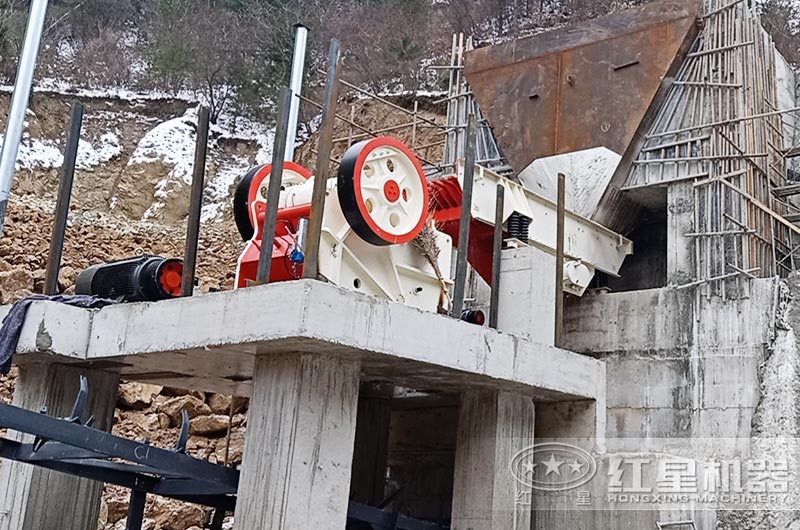 小型沙石破碎机工作现场图片